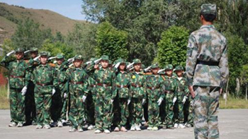 暑期军事夏令营-社会实践教育特色：国防教育、爱国主义教育、综合素质拓展训练