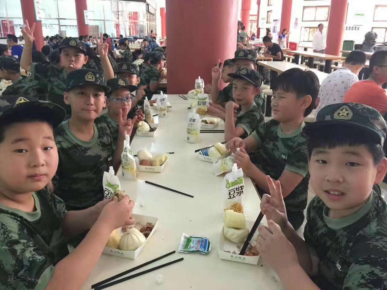 小学生军事夏令营让孩子度过快乐精彩的假期
