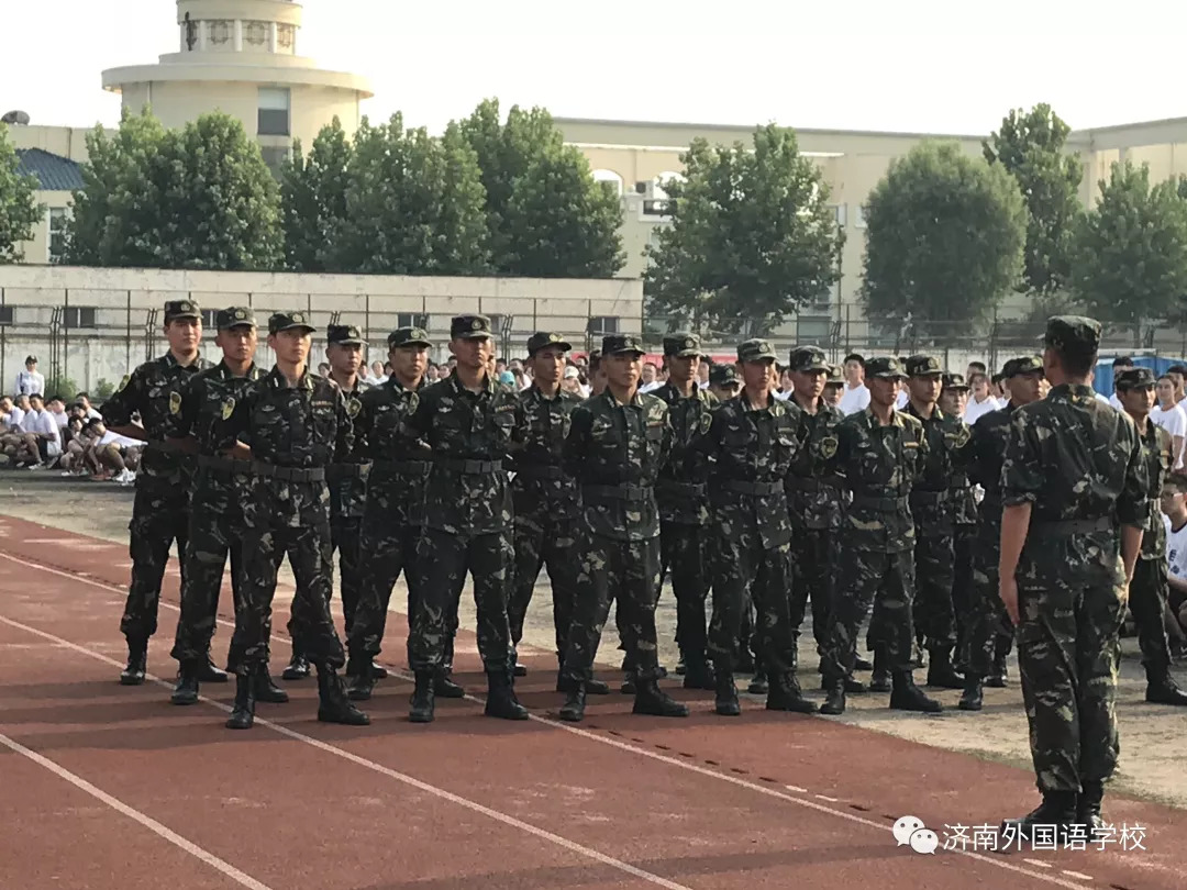 （图）基地教官团队入驻济南外国语学校高中部举行2018级高中军训​开营仪式