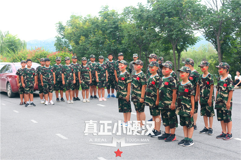 暑假中小学生军事拓展训练营