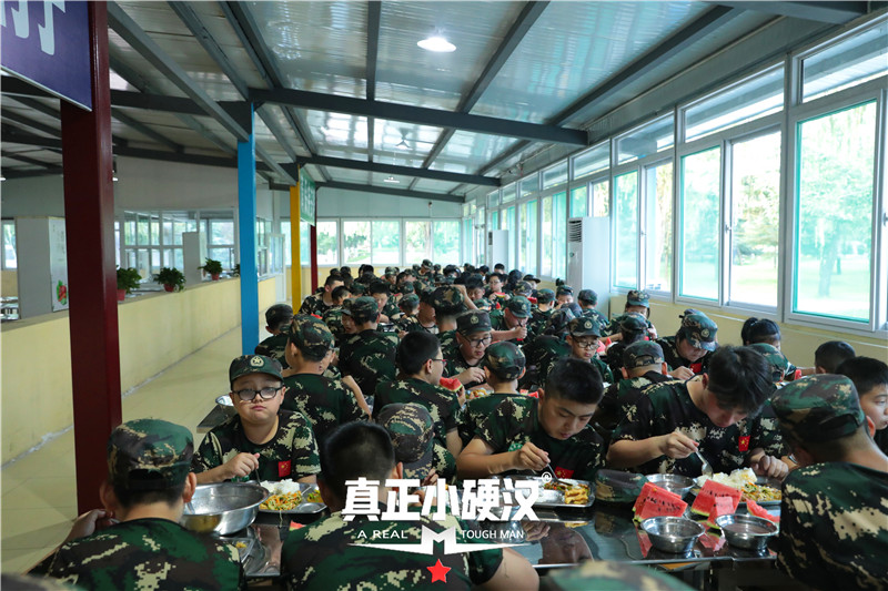 暑假小硬汉军事夏令营能让孩子收获什么?
