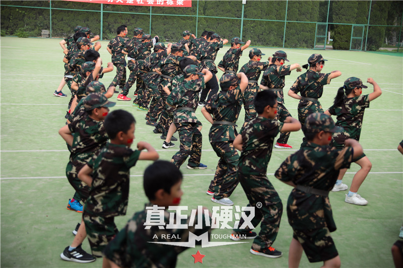 真正小硬汉训练营和军训夏令营一般多少钱？