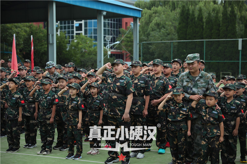夏令营首选|真正小硬汉2021（济南）小硬汉军事夏令营火热报名中。