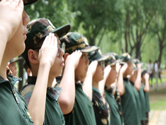 济南市某小学三（3）中队开展了一场主题为“传承长征精神，争做小硬汉”的军事夏令营研学活动
